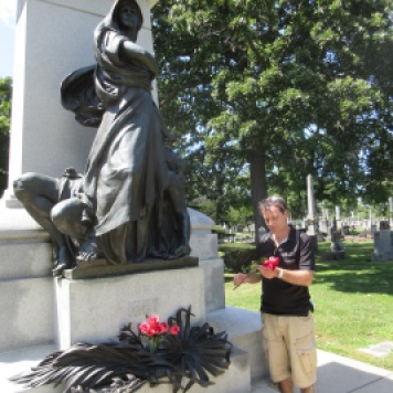 Le Haymarket Martyrs' Monument est un monument funéraire situé dans le cimetière de Forest Home à Forest Park (banlieue de Chicago). Il commémore les événements qui ont eu lieu le 4 mai 1886 à Haymarket Square (Chicago). En savoir plus : https://fr.wikipedia.org/wiki/Haymarket_Martyrs%27_Monument