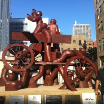 Le Haymarket Memorial est une sculpture contemporaine situé 75 N. Desplaines Street dans le centre de Chicago sur l'emplacement de l'ancien Haymarket Square. En savoir plus : https://www.cityofchicago.org/city/en/depts/dca/supp_info/chicago_s_publicartthehaymarketmemorial.html
