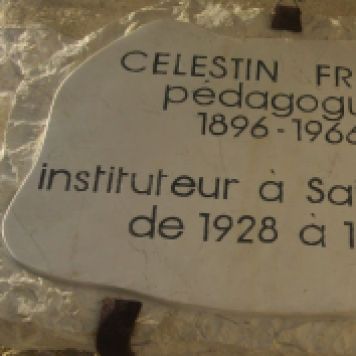 plaque en hommage à Célestin Freinet photographiée le 2 août 2018 lors de mon passage à Saint-Paul-de-Vence