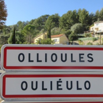 Ollioules Oliéulo (agrandissement du panneau d'entrée de ville) - Crédit photo ERIC DUSSART