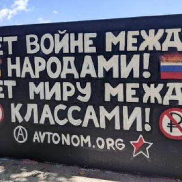 fresque d'anarchistes russe contre l'invasion de l'Ukraine